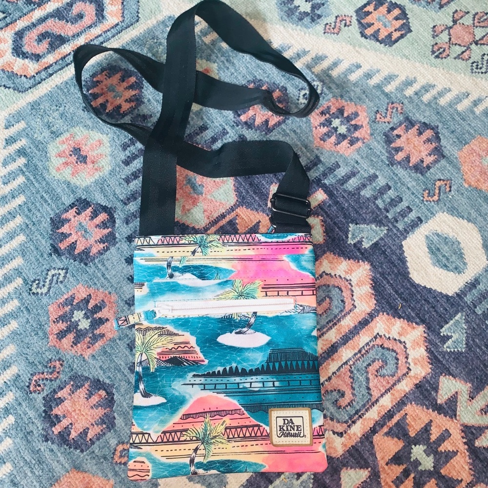 DA KINE Hawaii women’s seatbelt crossbody bag